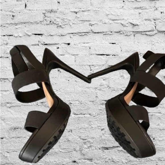 Loving the bottom of these heels!​​​ - Picture 6 of 11